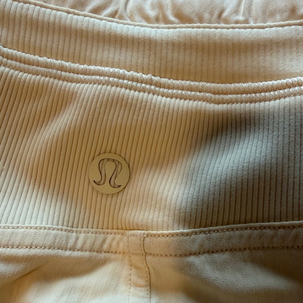 Lululemon Women's Cream yellow Shorts size 6 small nwot